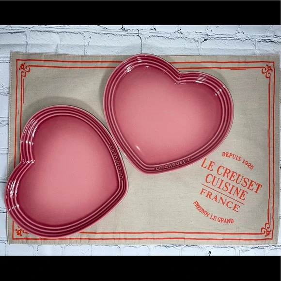 Le Creuset | Kitchen | Le Creuset Large Heart Plate W Lc Logo Set 